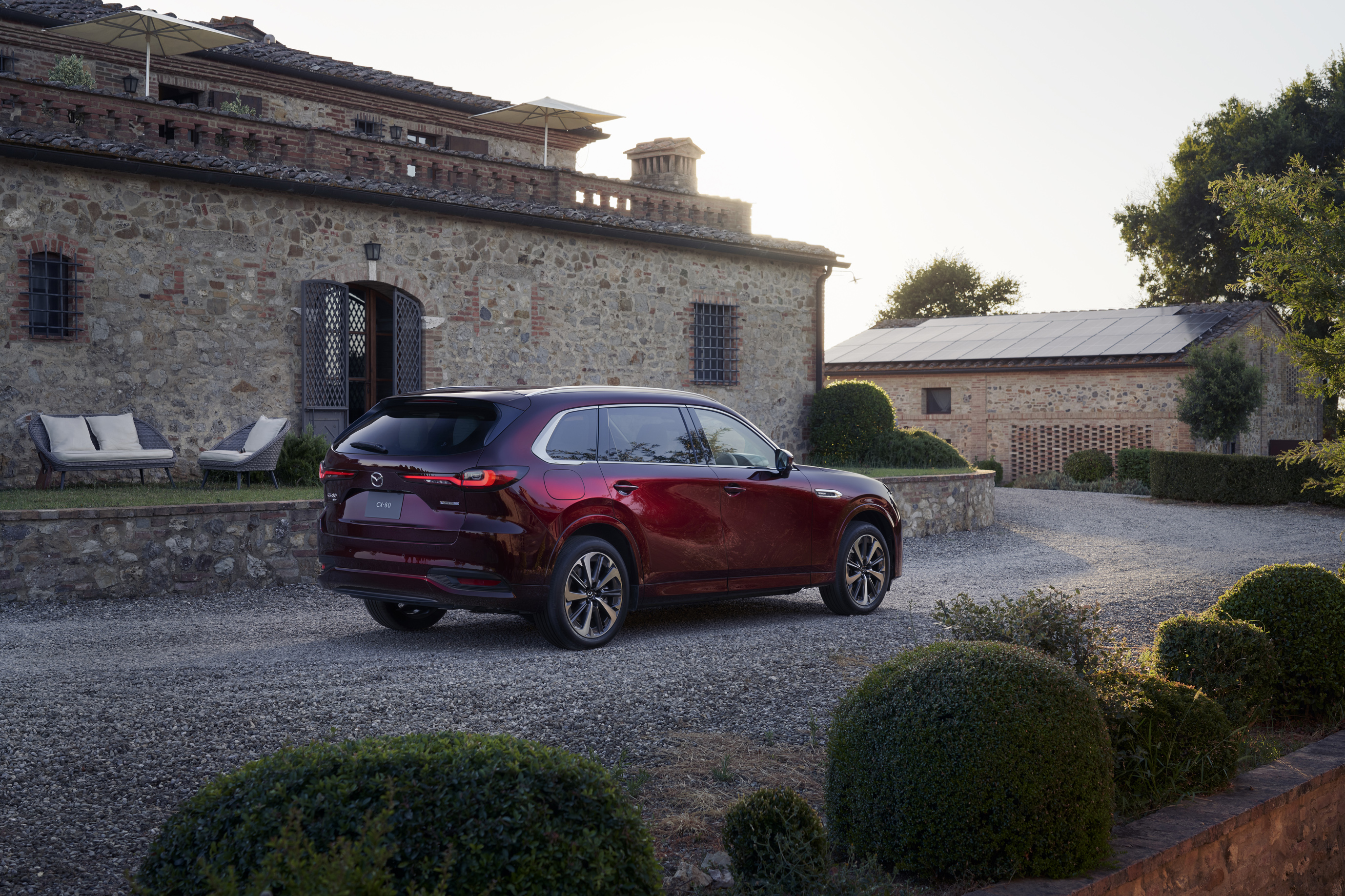 04_cx-80_ext_artisanred_int_premiummodern_whitenappaleather_phev_l.jpg