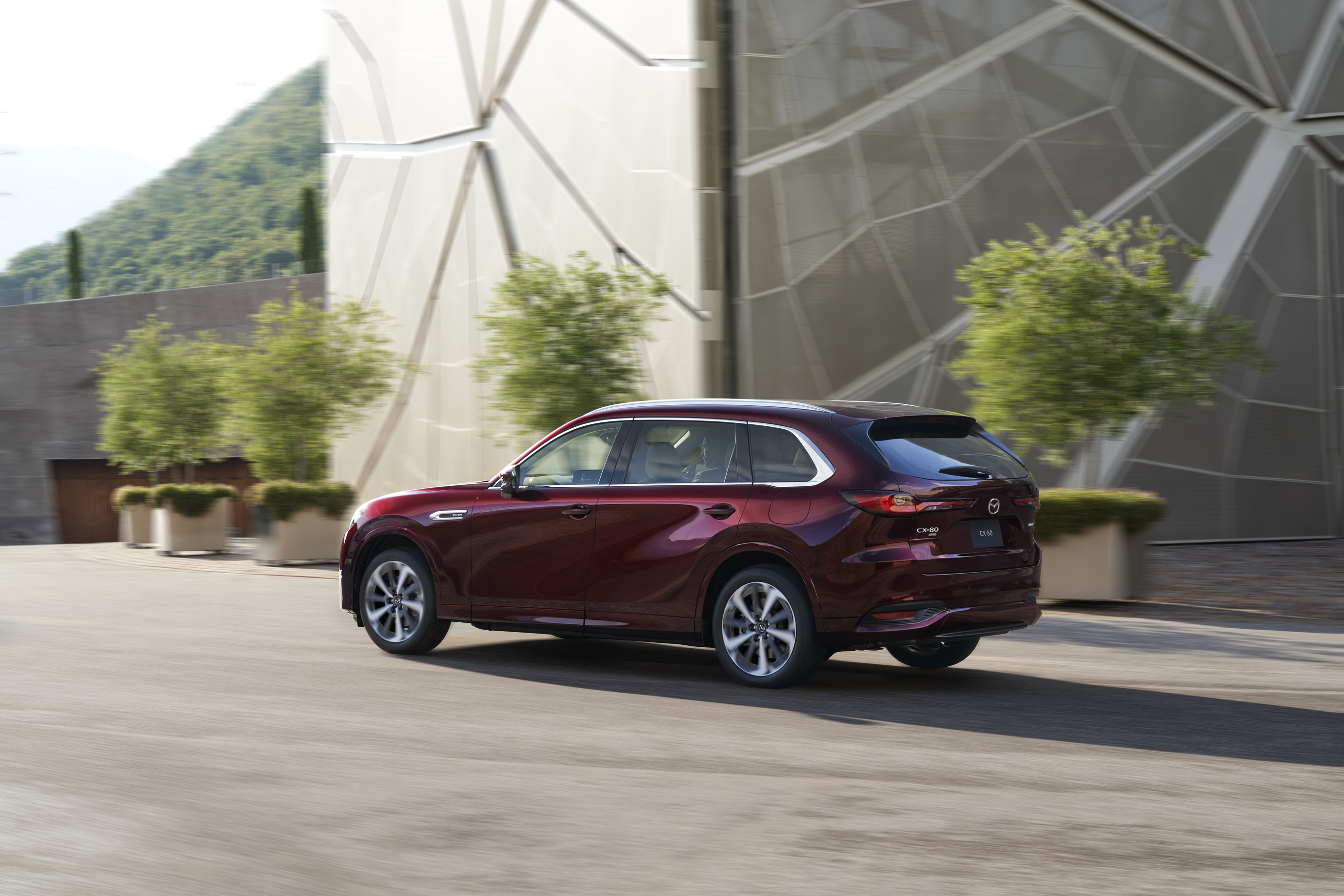 05_cx-80_ext_running_artisanred_int_premiummodern_whitenappaleather_phev_l.jpg