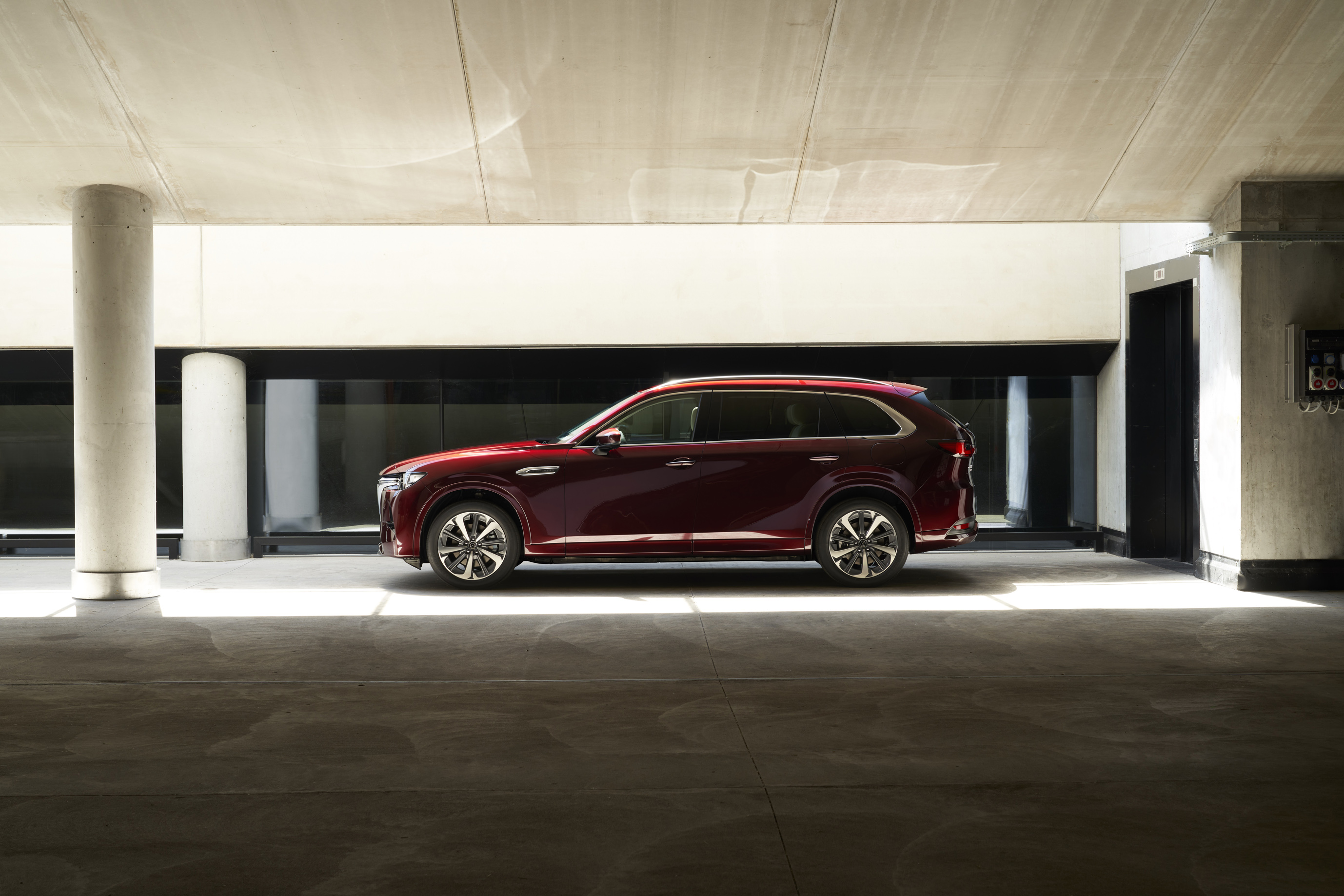 06_cx-80_ext_side_profile_artisanred_int_premiummodern_whitenappaleather_phev_l.jpg
