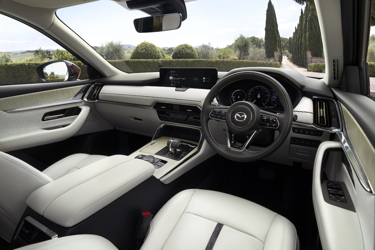 31_cx-80_int_front_driverside_premiummodern_whitenappaleather_phev_l.jpg