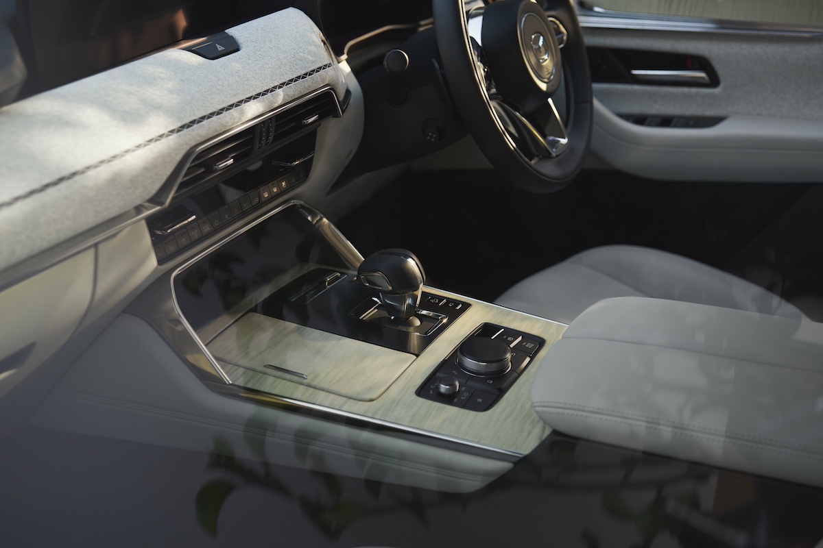 36_cx-80_int_console_instrumentpanel_premiummodern_whitenappaleather_l.jpg