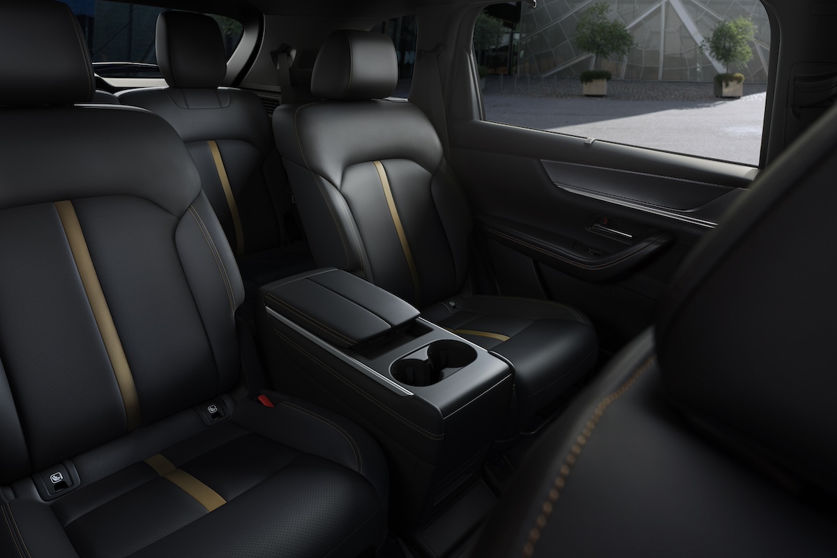 44_cx-80_int_2nd_row_seats_withconsole_premiumsports_blacknappaleather_l.jpg