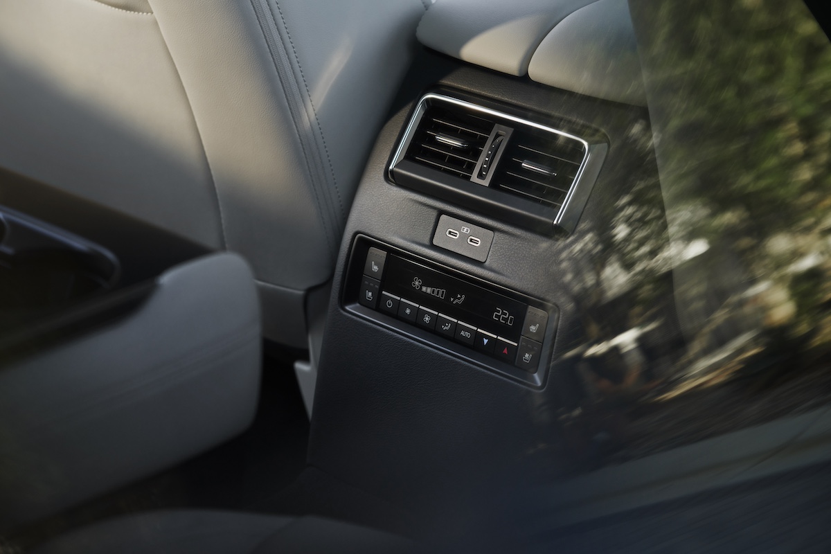 46_cx-80_int_usb-c_devicesport_betweenfrontseats_premiummodern_whitenappaleather_l.jpg