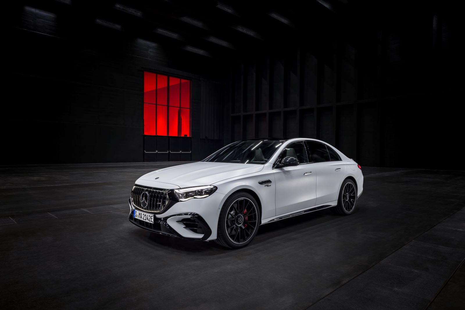 圖一、史上首款 E-Class 油電複合性能房車—Mercedes-AMG E 53 HYBRID 4MATIC+ 豪華性能房車。.jpg