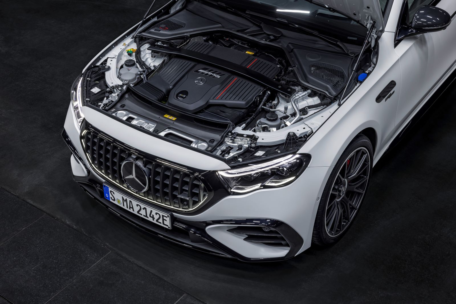 圖二、E 53 HYBRID 4MATIC+ 採用P2 插電式油電複合動力系統，馳騁智能與性能之巔。.jpg