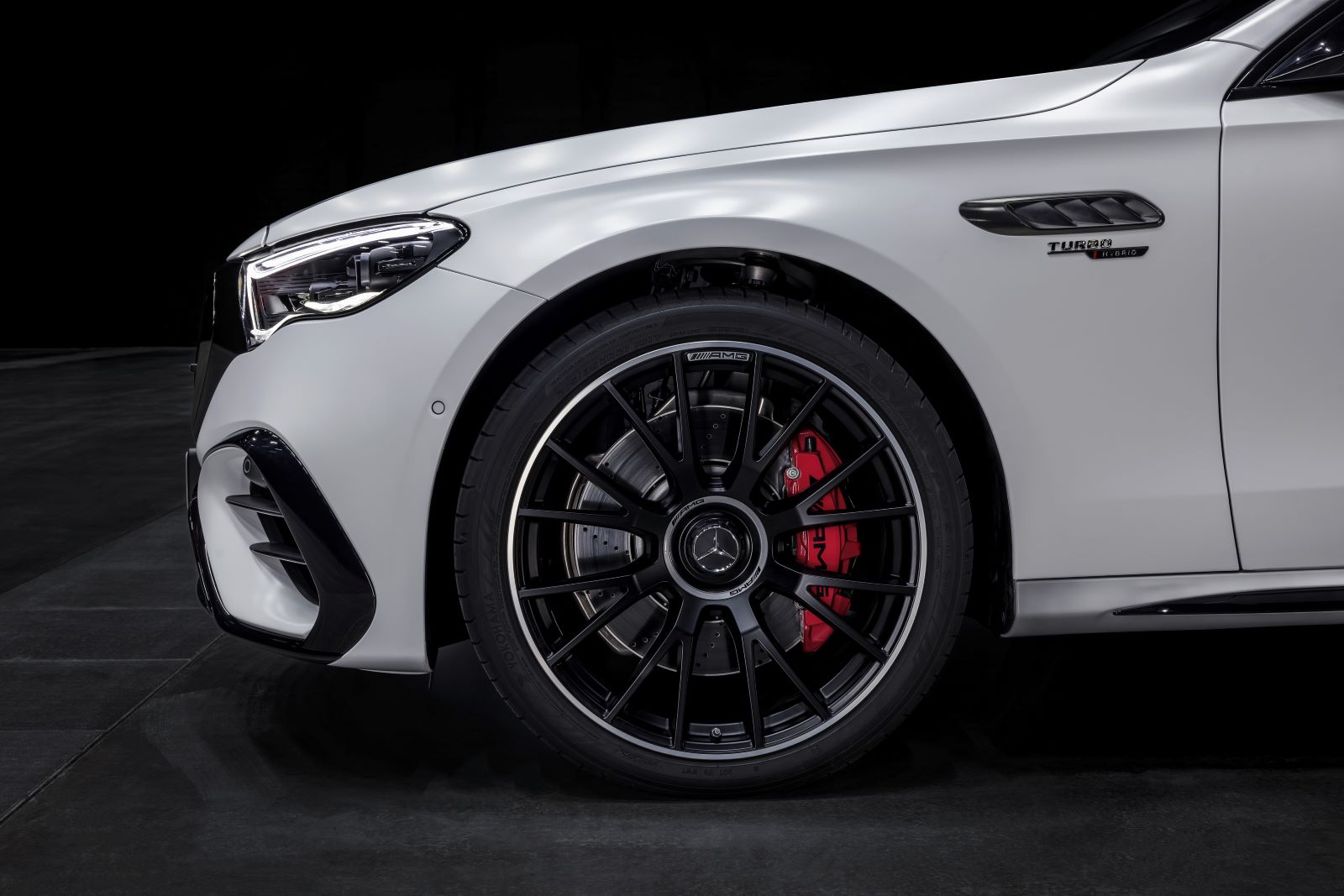 圖六、E 53 HYBRID 4MATIC+ 結合多項 AMG 獨特的設計元素，讓 E 53 HYBRID 4MATIC+ 更顯霸氣。.jpg