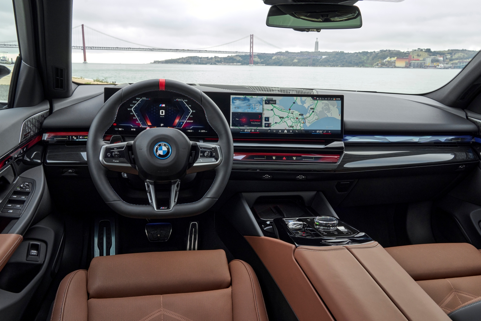[新聞照片二] 全新世代BMW 5系列從旗艦出發，藉由俐落手法刻劃出專屬於中大型豪華房車的飽滿大器絕佳比例，而5系列的座艙空間更是以以跳脫框架的思維賦予更多能量，將層峰思維.jpg