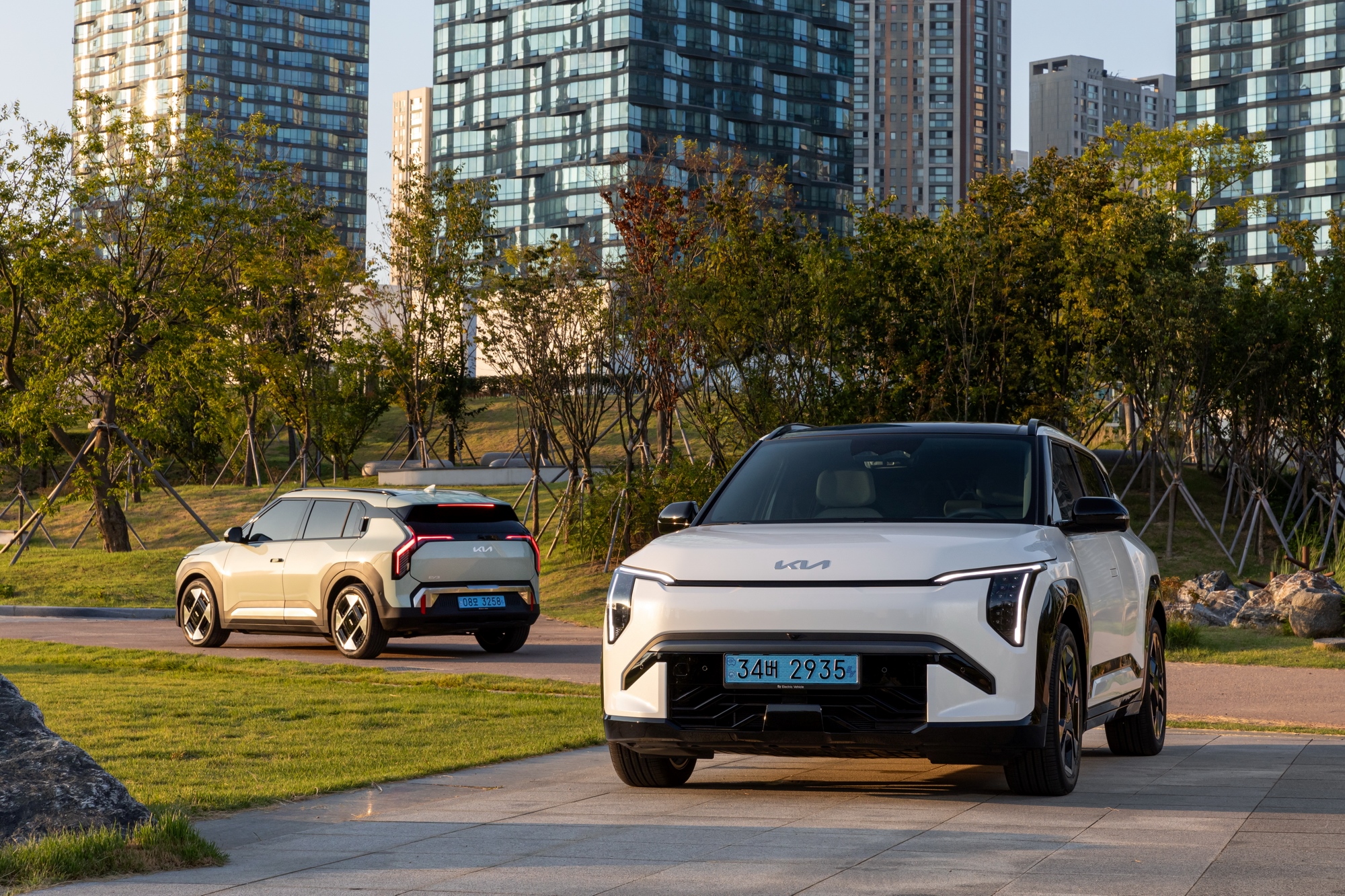 1.Kia 最新力作純電智慧跨界休旅The Kia EV3 日前榮獲2024年TopGear.com Awards 評選為「最佳跨界休旅車」。.JPG