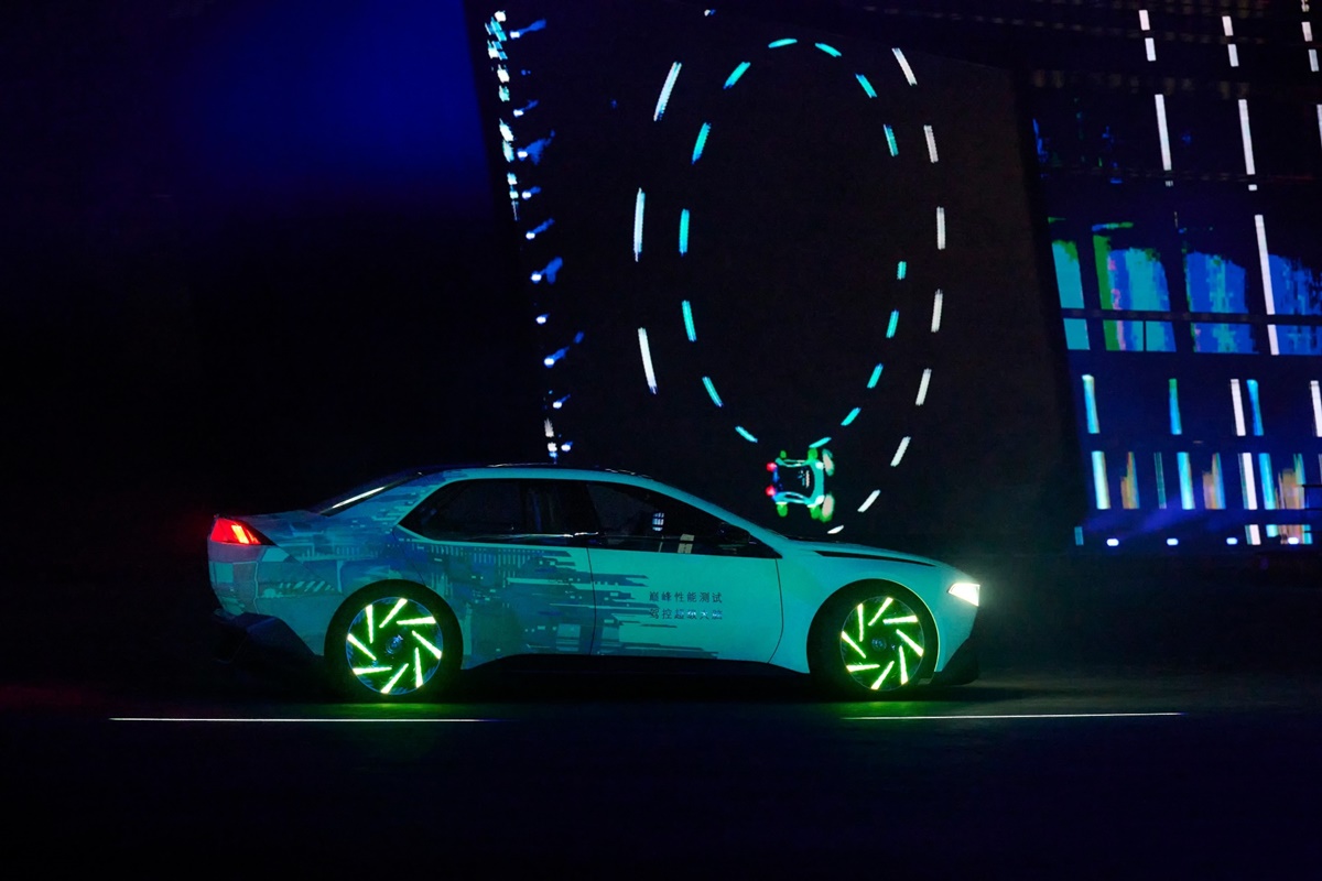 P90596080_lowRes_bmw-vision-driving-e.jpg