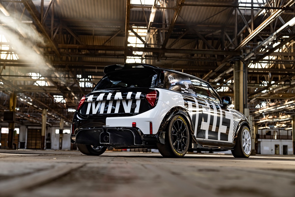 P90594609_lowRes_mini-john-cooper-wor.jpg