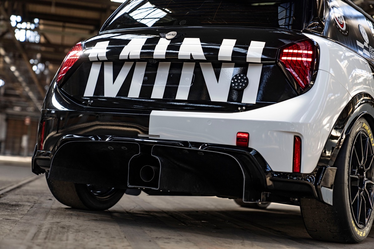 P90594659_lowRes_mini-john-cooper-wor.jpg
