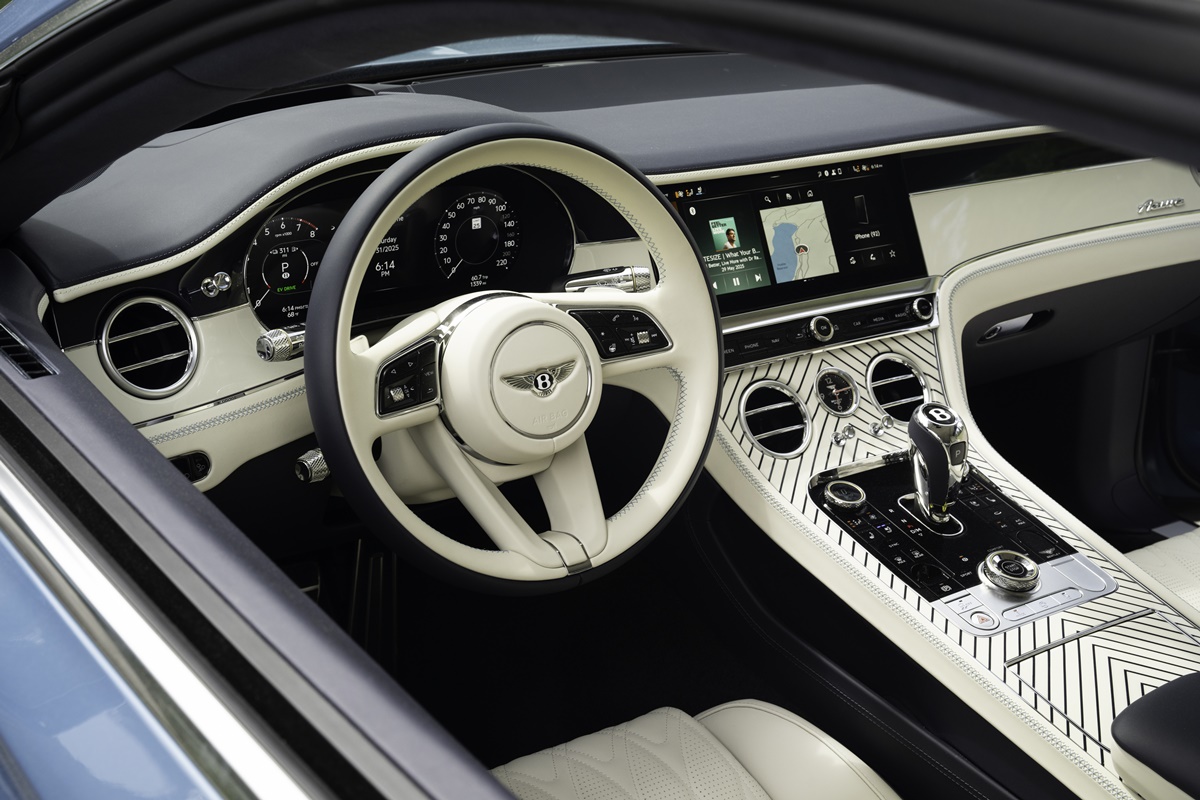 15 -PCG Interior Features - Pinstripe to Console.jpg
