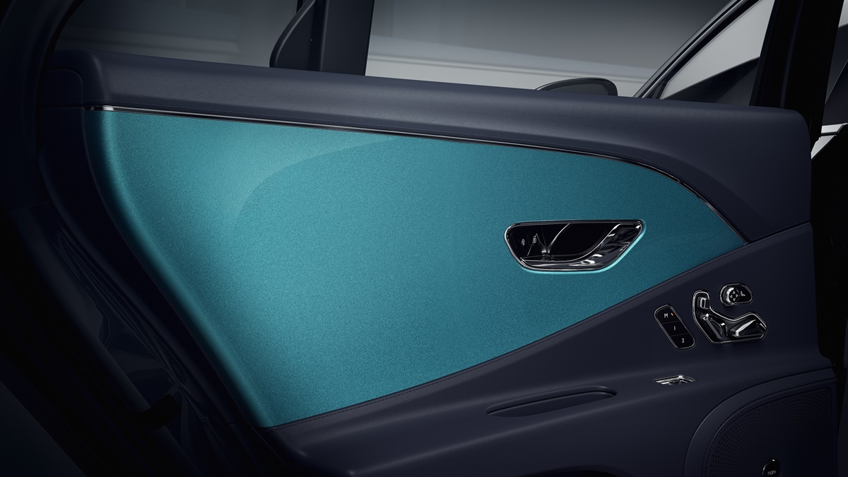 7 - PCG Interior Features - Piano Veneer in Topaz.jpg