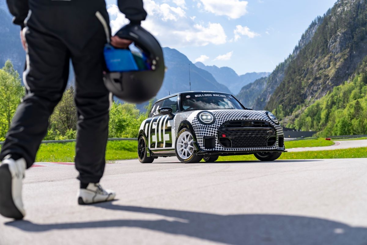 P90597714_lowRes_mini-john-cooper-wor.jpg