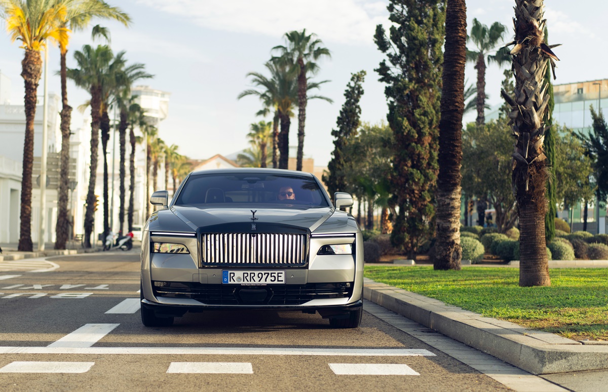 P90597079_highRes_rolls-royce-black-ba.jpg