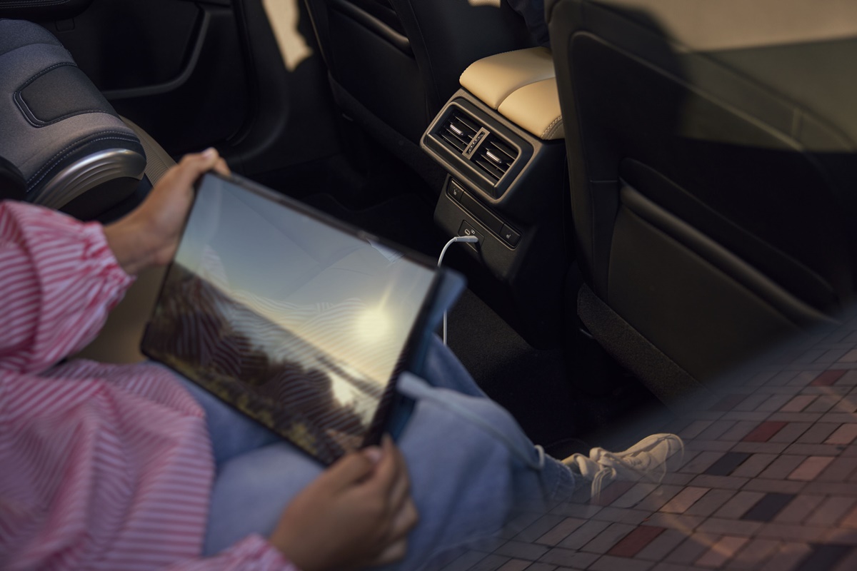 2025_All-New CX-5_GER_LHD_BRD_C36_INT_USB for Rear seat.jpg