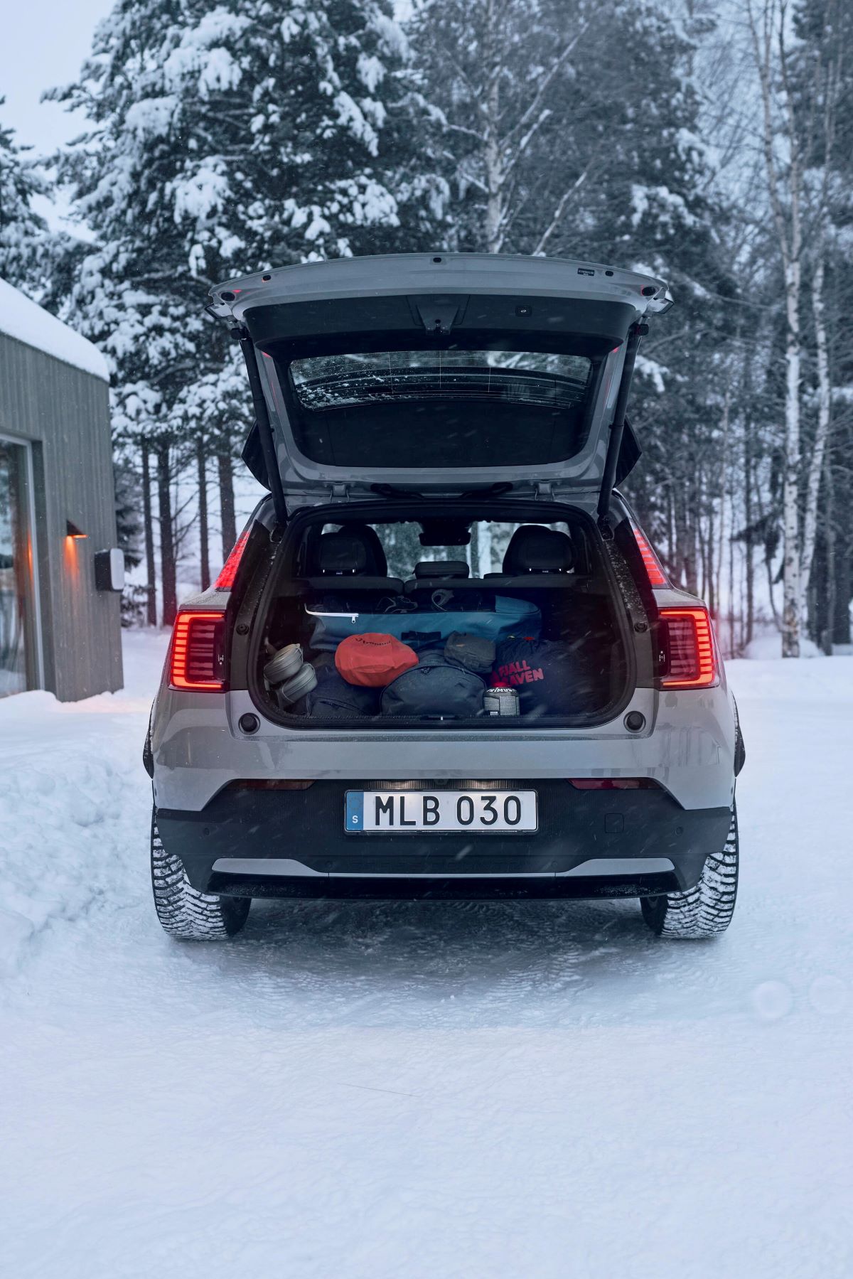 339535_Volvo_EX30_Cross_Country_exterior.jpg