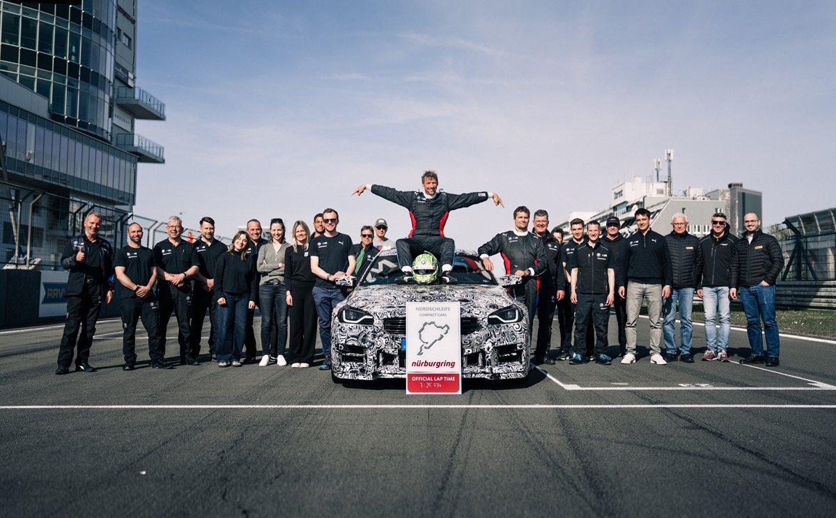 P90608181_lowRes_the-bmw-m2-cs-sets-n.jpg