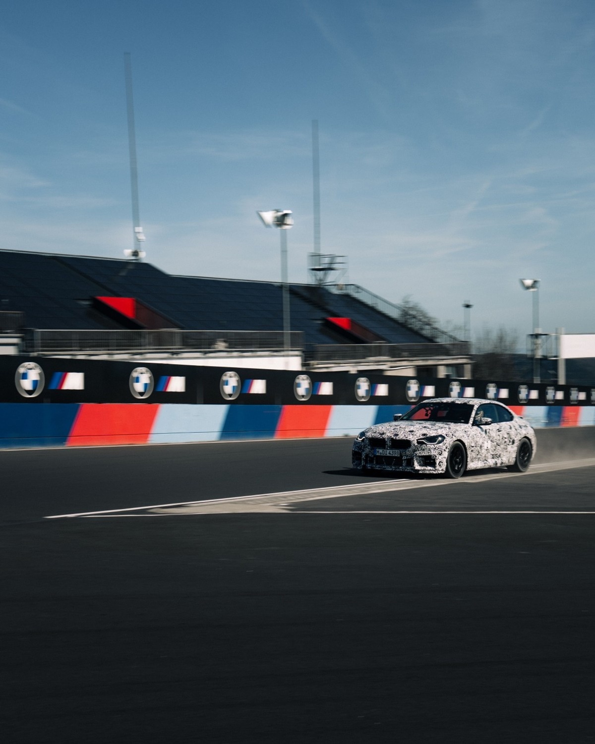 P90608276_lowRes_the-bmw-m2-cs-sets-n.jpg