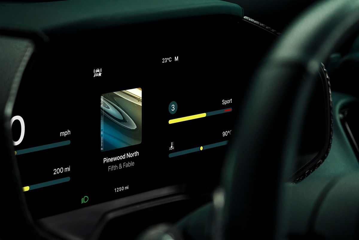 Aston Martin_Apple CarPlay Ultra_12.jpg