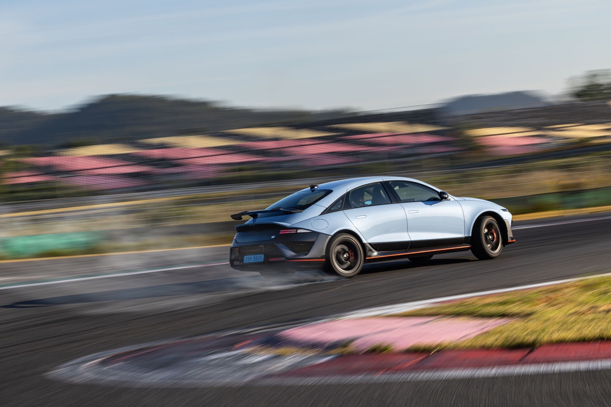 Hyundai IONIQ 6 N Performance Blue Pearl-Dynamic-42.jpg