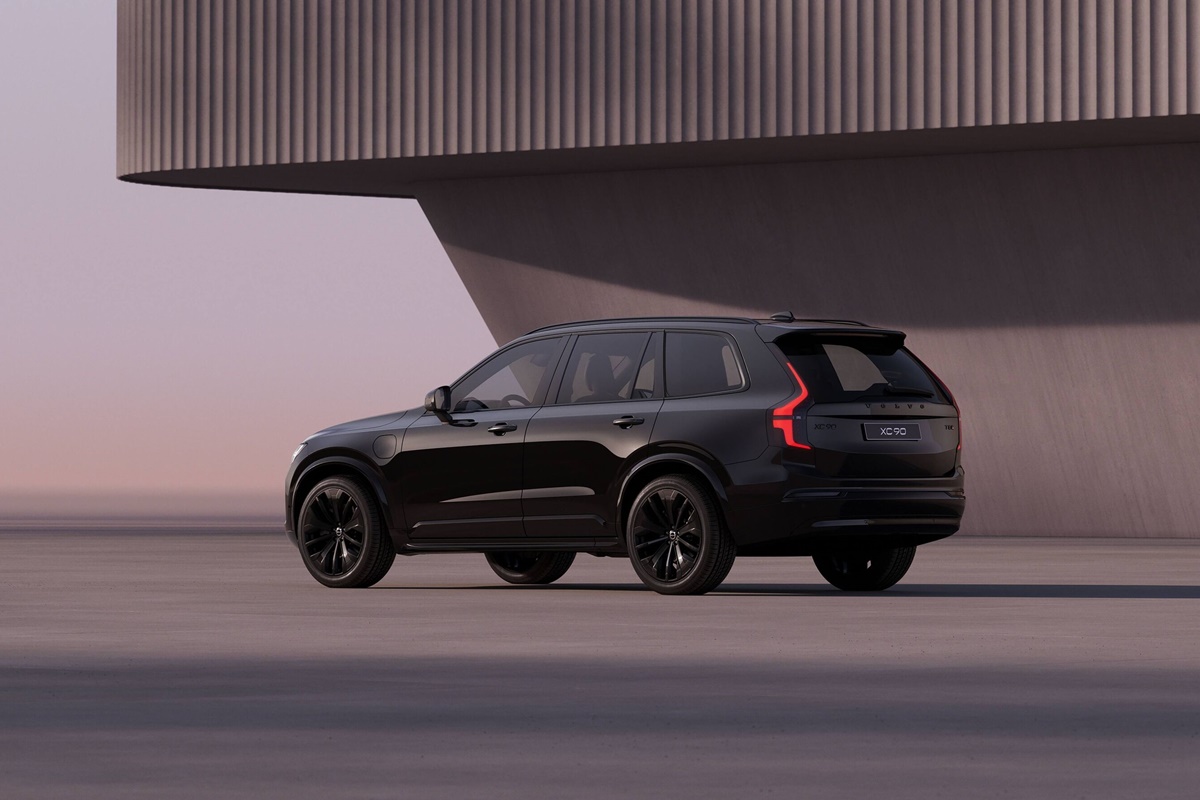 352773_Volvo_XC90_Black_Edition_exterior.jpg