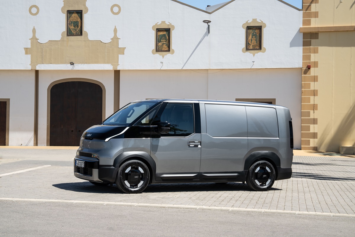 Kia PV5 Cargo 'Plus' 71.2kWh (EU) - L2H1 3dr - Steel Grey (36).jpg