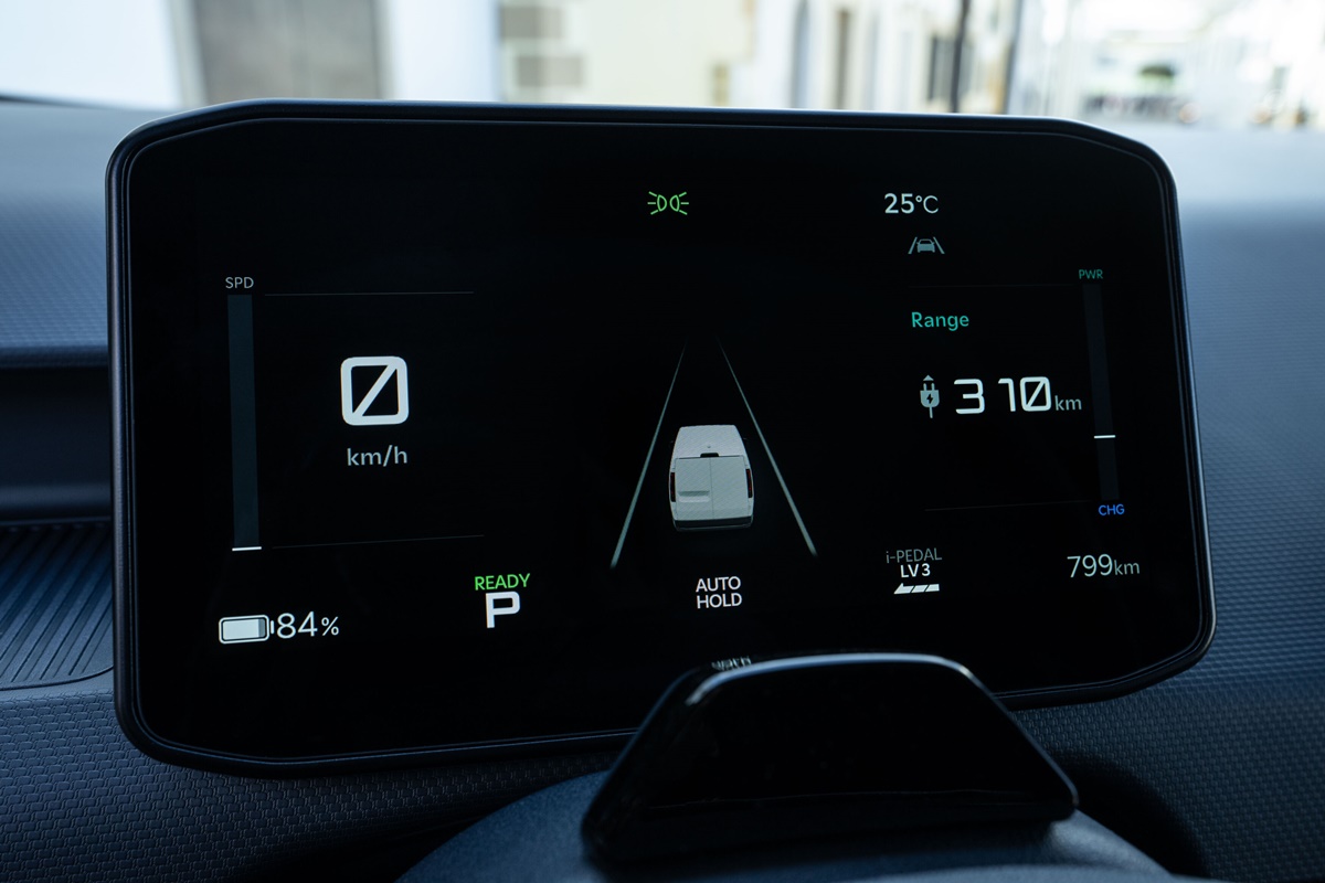 Kia PV5 Cargo 'Plus' 71.2kWh (EU) - L2H1 4dr - Cityscape Green (13).jpg