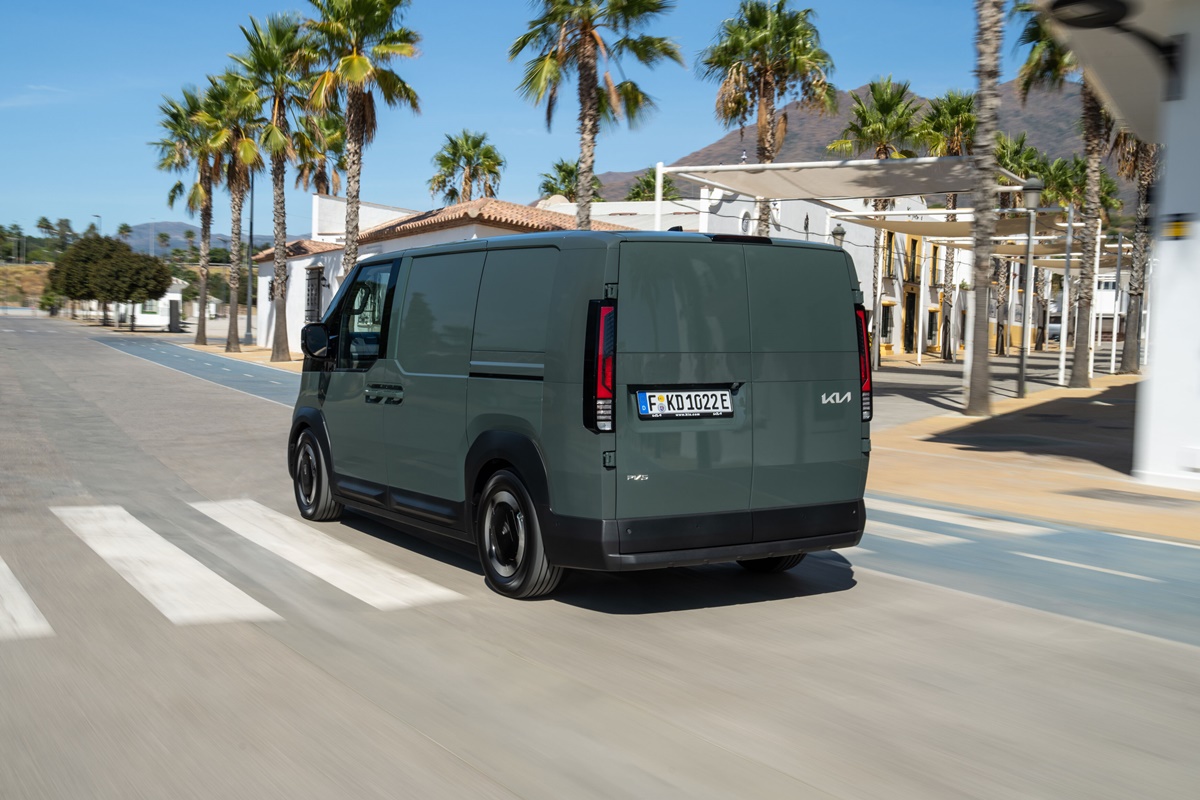 Kia PV5 Cargo 'Plus' 71.2kWh (EU) - L2H1 4dr - Cityscape Green (3).jpg