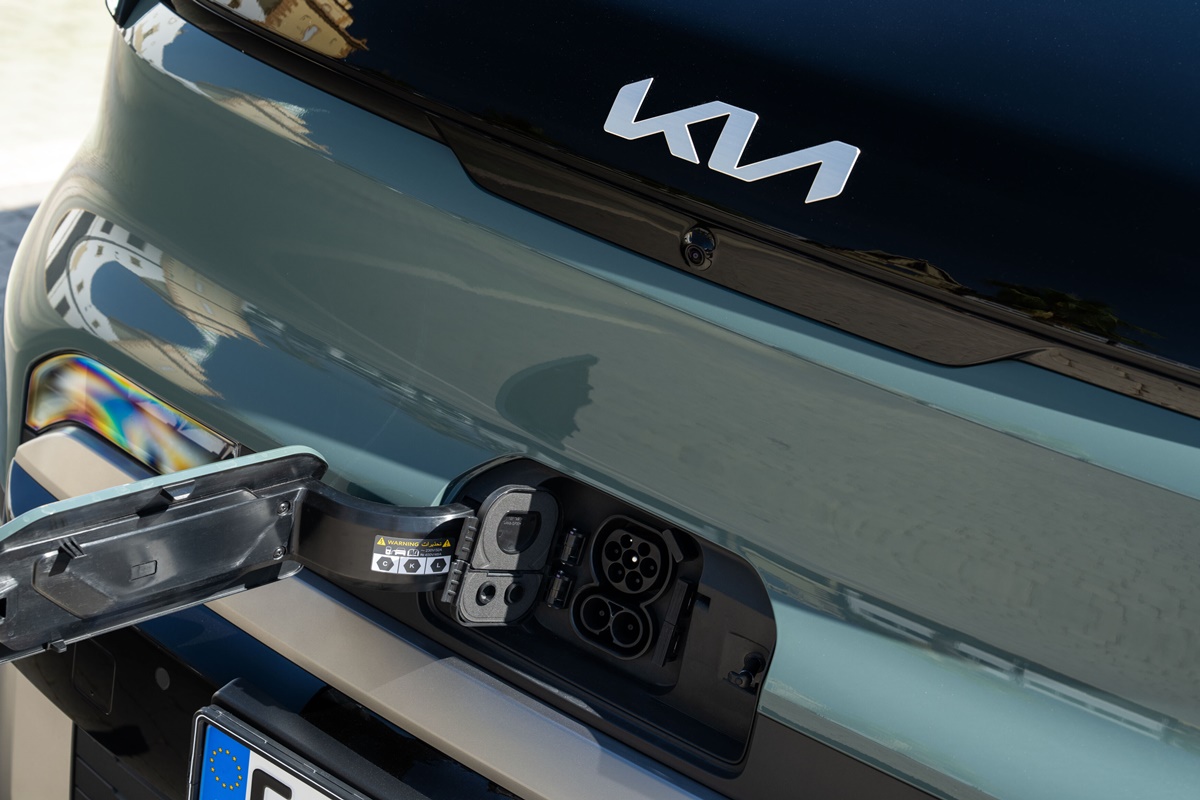 Kia PV5 Cargo 'Plus' 71.2kWh (EU) - L2H1 4dr - Cityscape Green (47).jpg