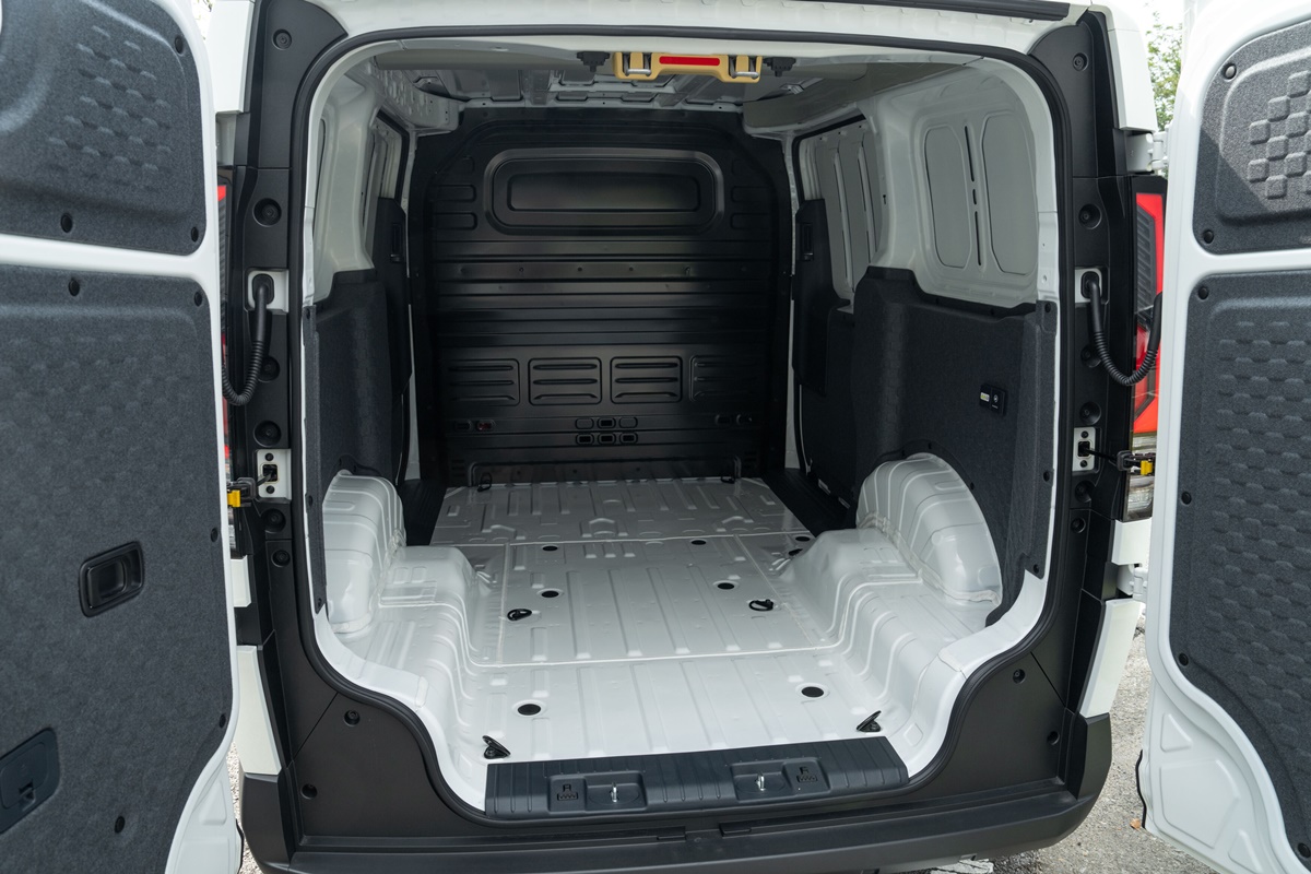 Kia PV5 Cargo 'Plus' 71.2kWh (Korean) - L2H1 3dr - Clear White (19).jpg