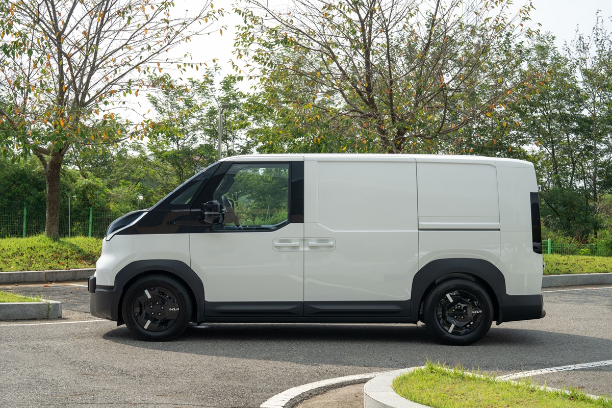 Kia PV5 Cargo 'Plus' 71.2kWh (Korean) - L2H1 3dr - Clear White (22).jpg