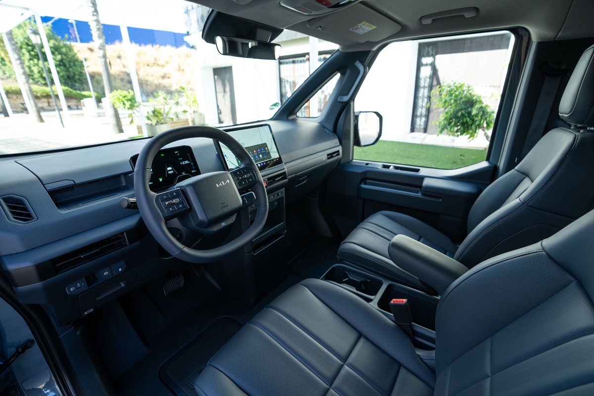 Kia PV5 Passenger 'Plus' 71.2kWh (EU) - Five-seater -Lakehouse Grey (12).jpg