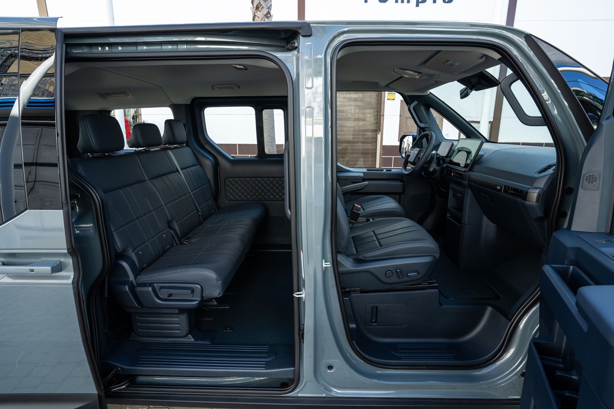 Kia PV5 Passenger 'Plus' 71.2kWh (EU) - Five-seater -Lakehouse Grey (22).jpg