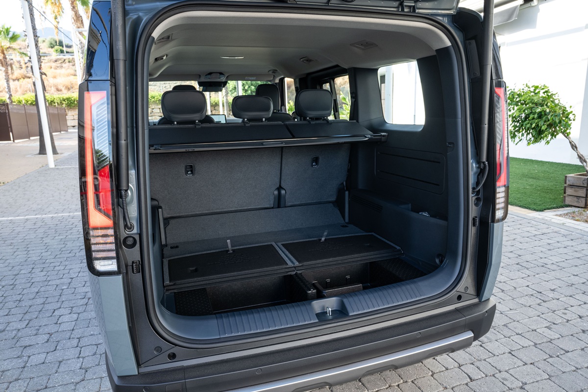 Kia PV5 Passenger 'Plus' 71.2kWh (EU) - Five-seater -Lakehouse Grey (32).jpg