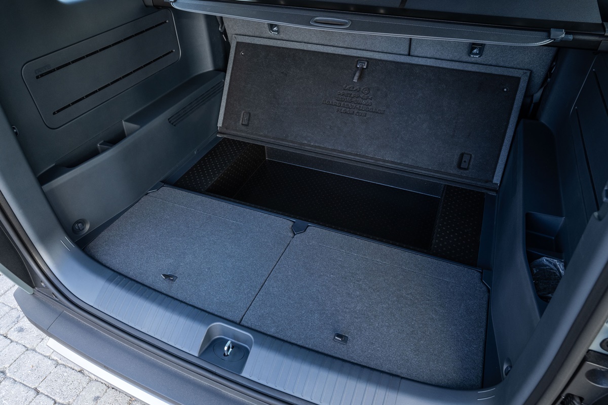 Kia PV5 Passenger 'Plus' 71.2kWh (EU) - Five-seater -Lakehouse Grey (34).jpg