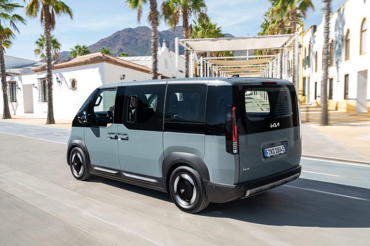 Kia PV5 Passenger 'Plus' 71.2kWh (EU) - Five-seater -Lakehouse Grey (4).jpg