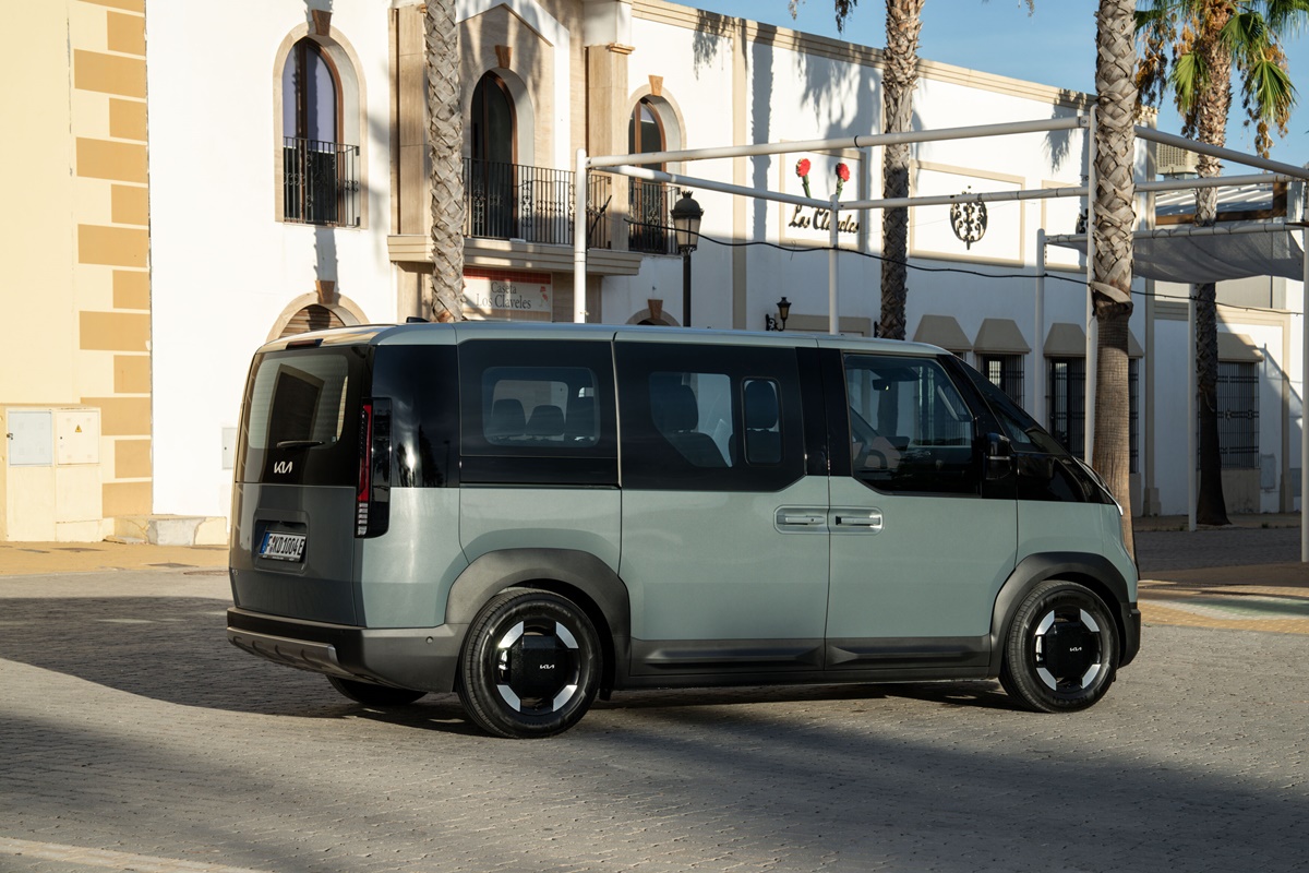 Kia PV5 Passenger 'Plus' 71.2kWh (EU) - Five-seater -Lakehouse Grey (44).jpg