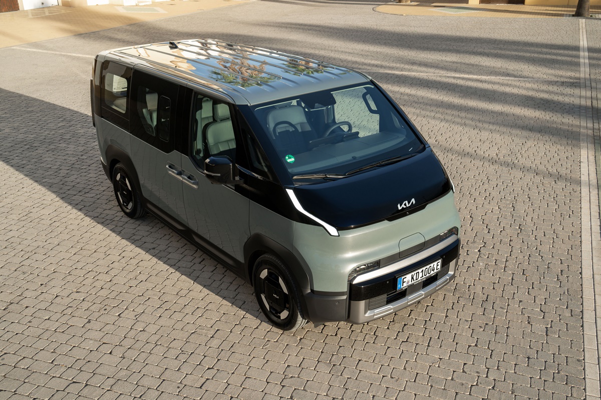 Kia PV5 Passenger 'Plus' 71.2kWh (EU) - Five-seater -Lakehouse Grey (46).jpg