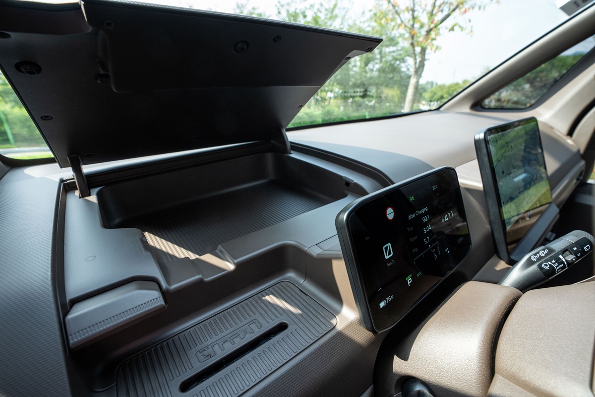 Kia PV5 Passenger 'Plus' 71.2kWh (Korean) - Five-seater - Frost Blue (14).jpg
