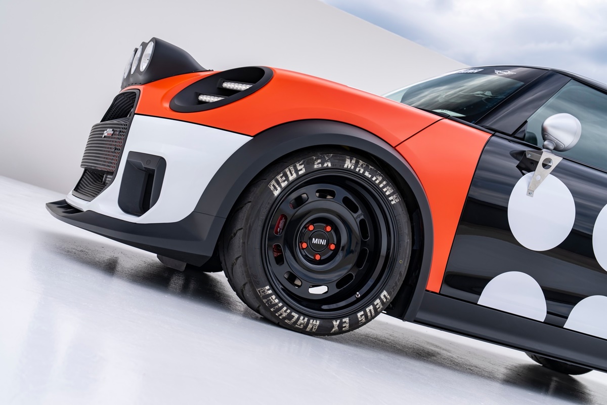 P90613899_lowRes_mini-john-cooper-wor.jpg