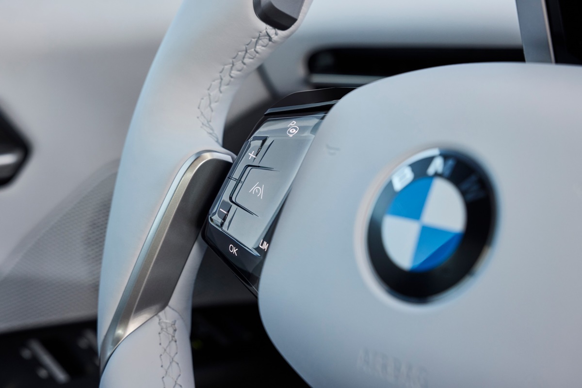 P90615665_lowRes_the-new-bmw-ix3-50-x.jpg