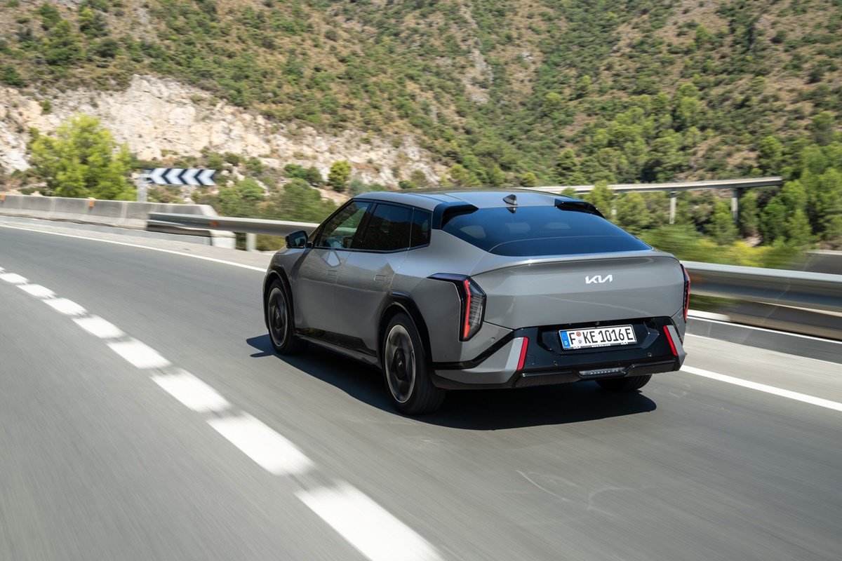kia-ev4-fastback-gt-line-shale-gray-dynamic-hires-001.jpg