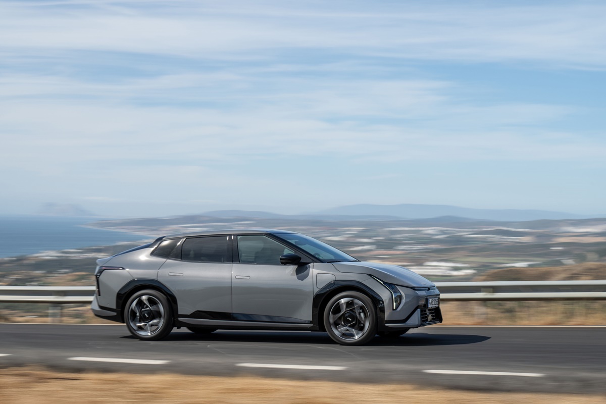 kia-ev4-fastback-gt-line-shale-gray-dynamic-hires-006.jpg