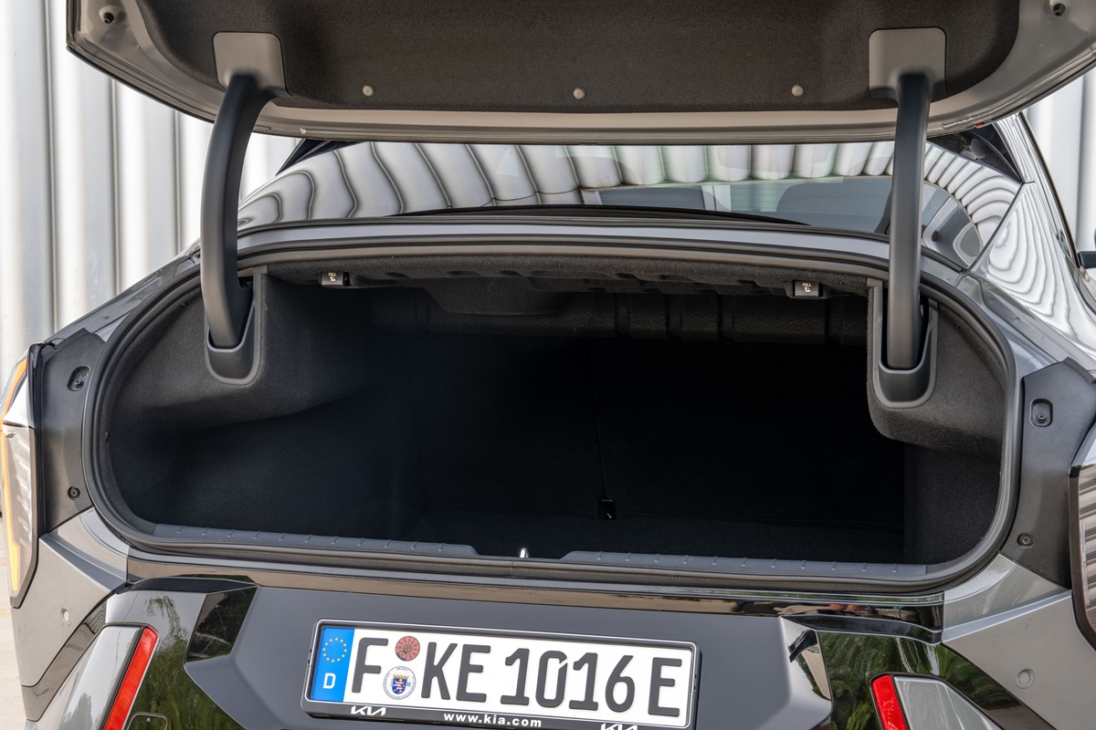 kia-ev4-fastback-gt-line-shale-gray-interior-hires-008.jpg