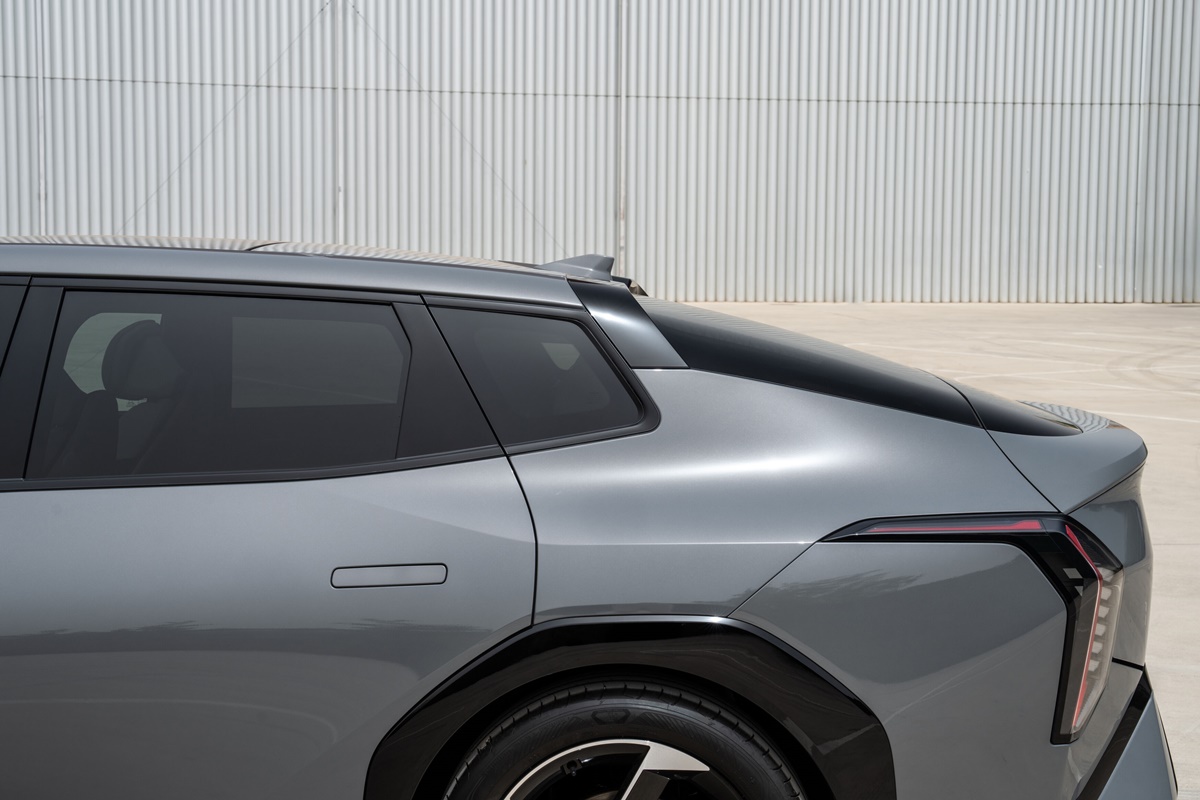 kia-ev4-fastback-gt-line-shale-gray-static-hires-009.jpg