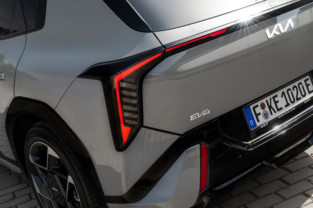 kia-ev4-gt-line-wolf-gray-static-hires-009.jpg