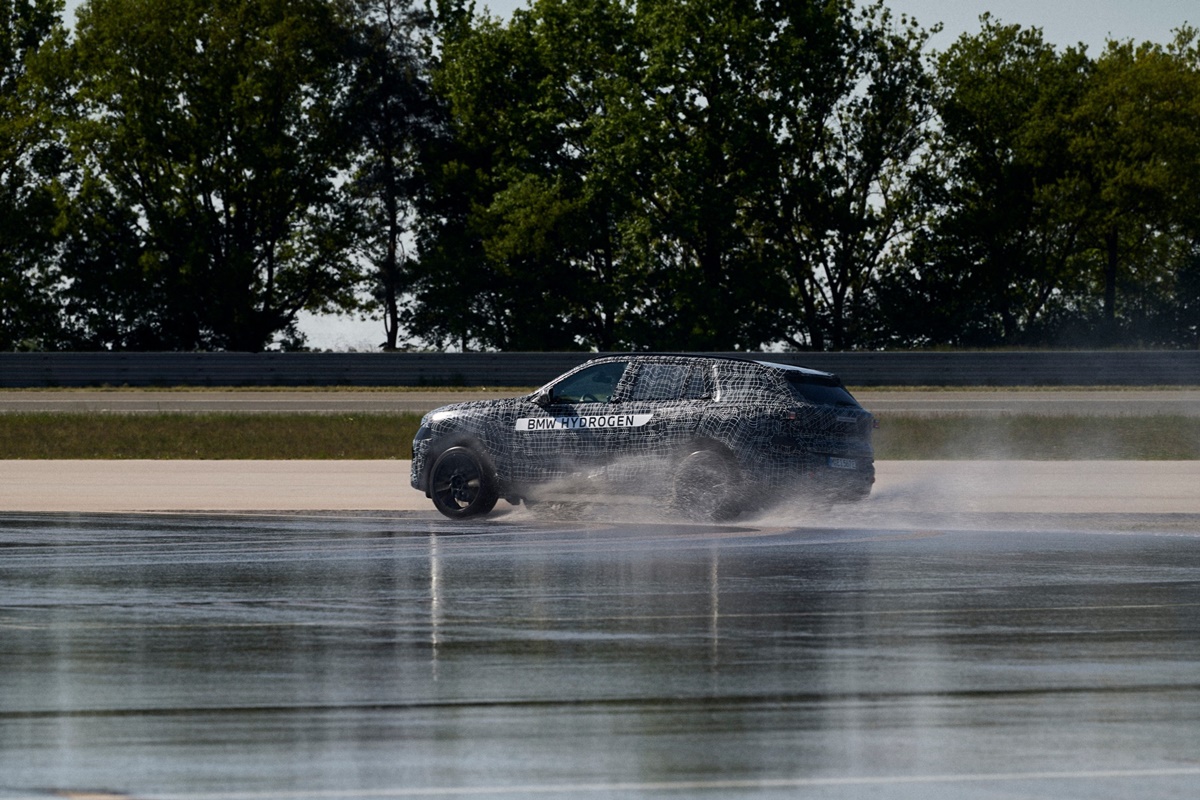 P90617825_lowRes_testing-the-new-bmw-.jpg