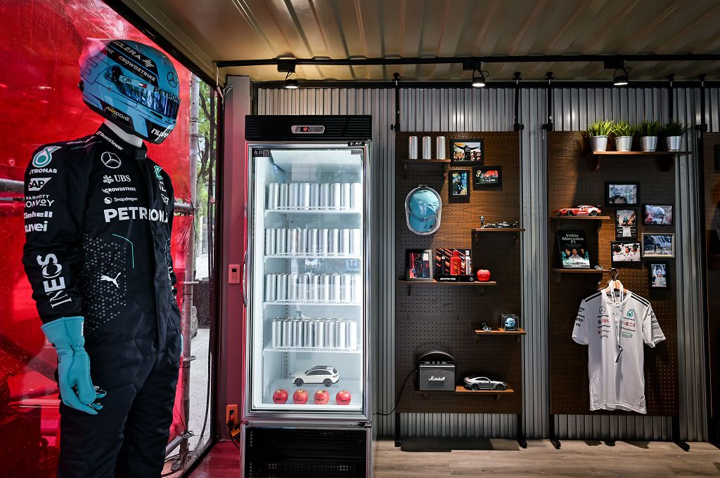 圖3-1、AMG PIT STOP 展區還有眾多 F1 展示品與限量好禮活動.jpg