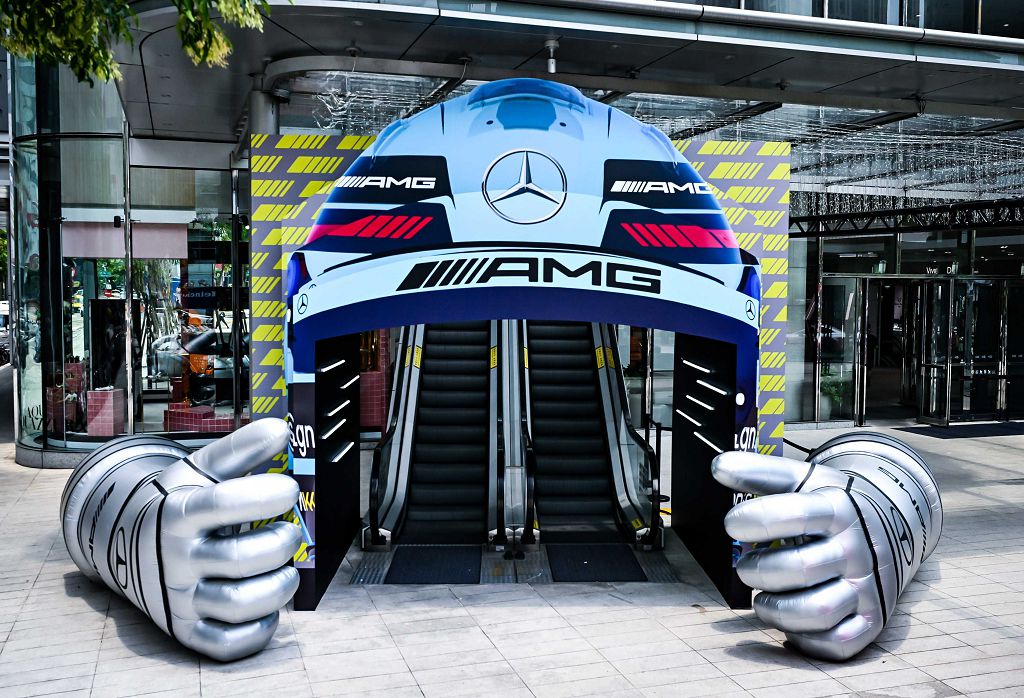 圖4、巨型 Mercedes-AMG 安全帽造型裝置，模擬賽前的緊張時刻.jpg
